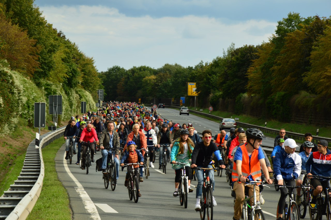 Fahrradfahrer*innen auf der Stadtautobahn